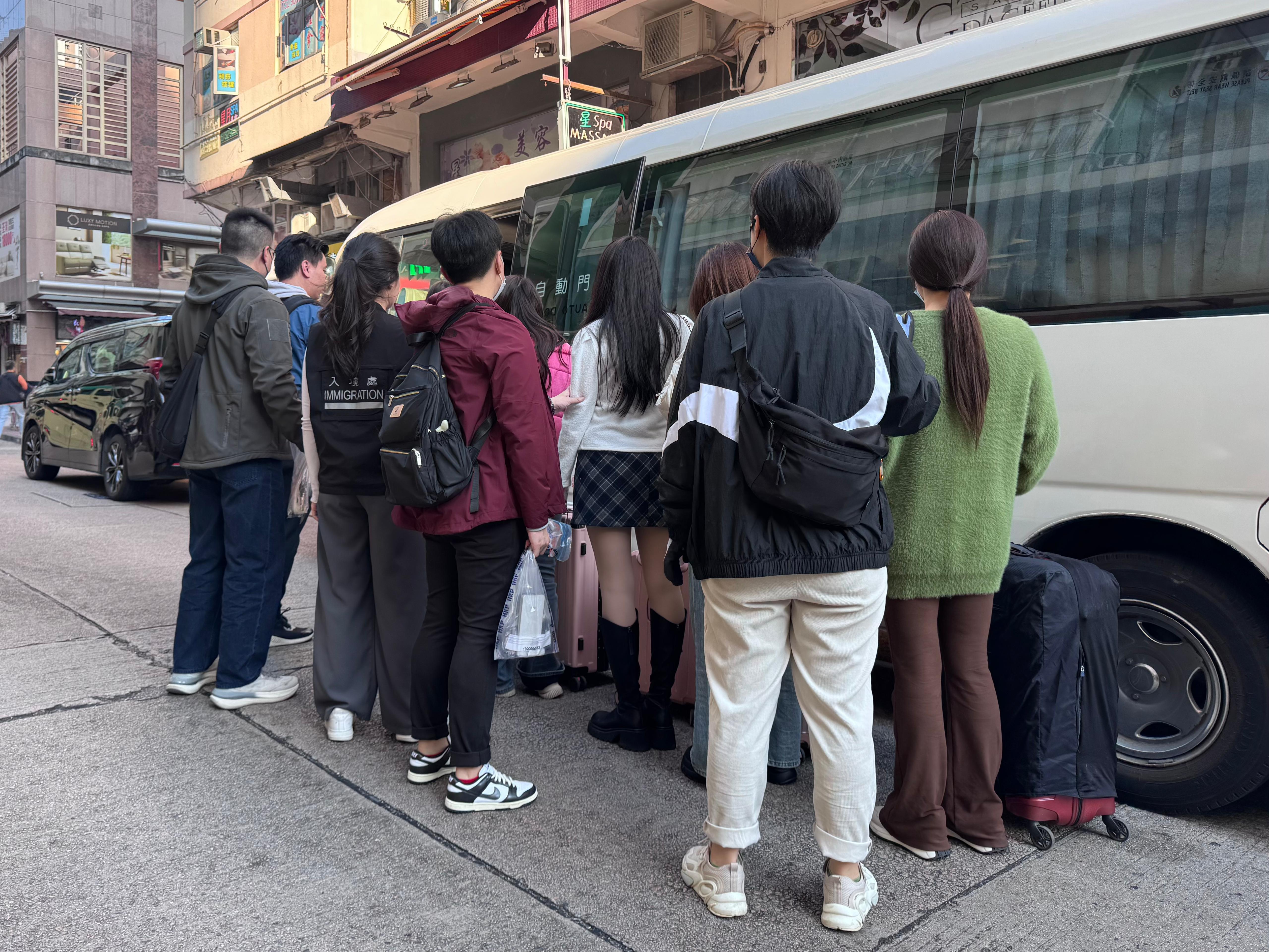 警聯同入境處多區掃黃反黑工拘27男女 (警方圖片)