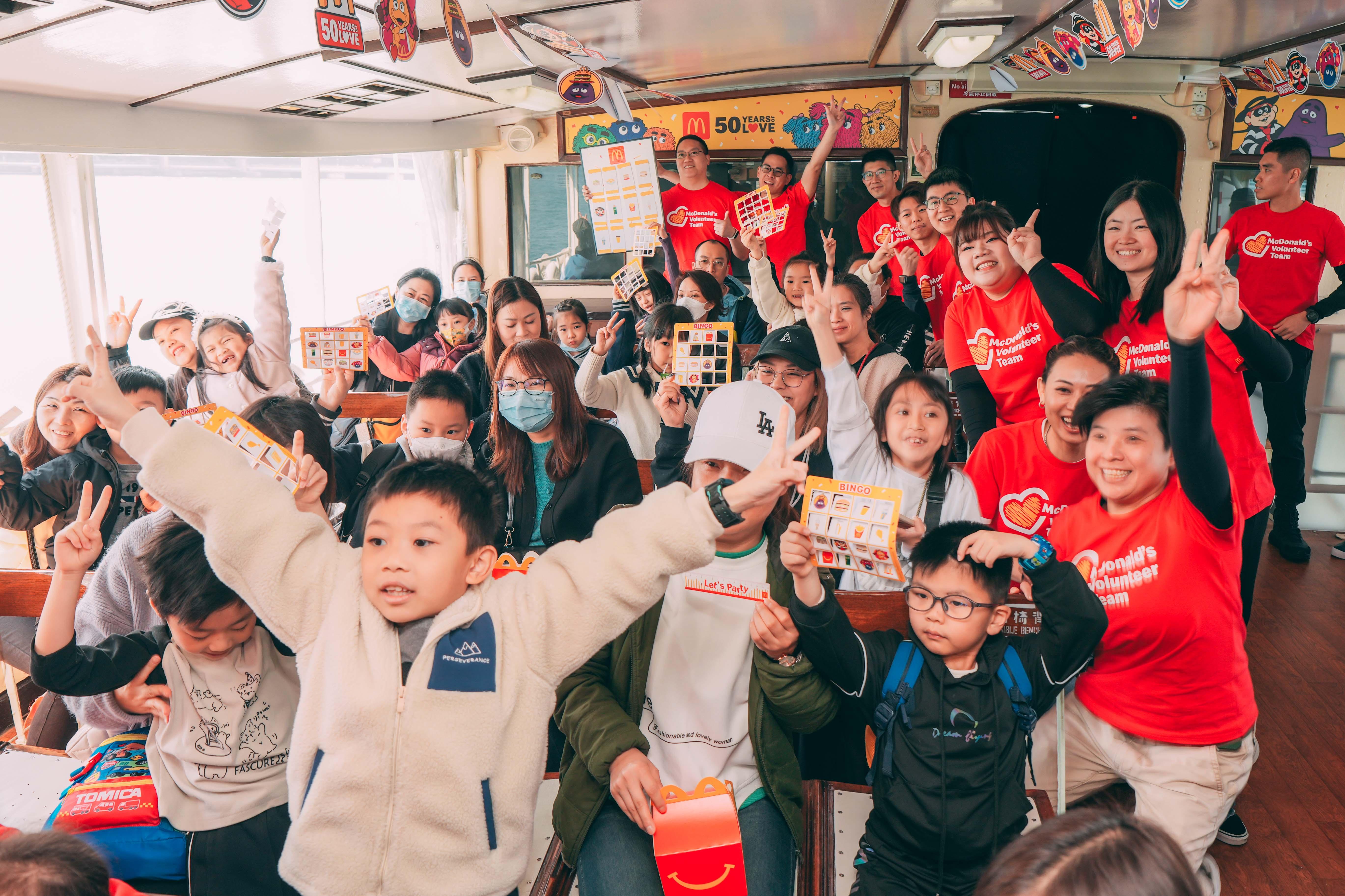香港麥當勞義工隊與基層小朋友大玩遊戲,打成一片,歡度溫馨親子時光。(香港麥當勞)