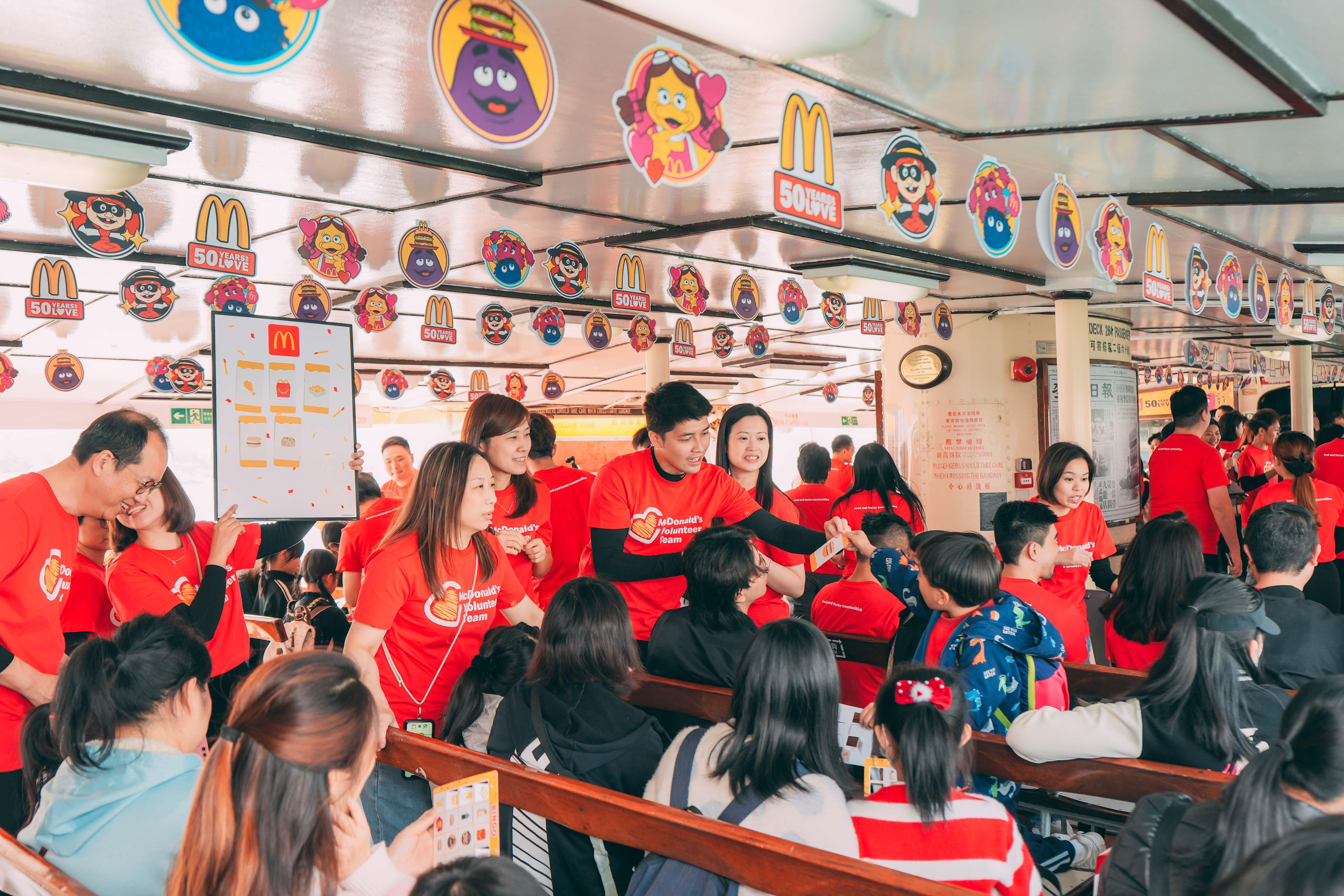 香港麥當勞義工隊與基層小朋友大玩遊戲,打成一片,歡度溫馨親子時光。(香港麥當勞)