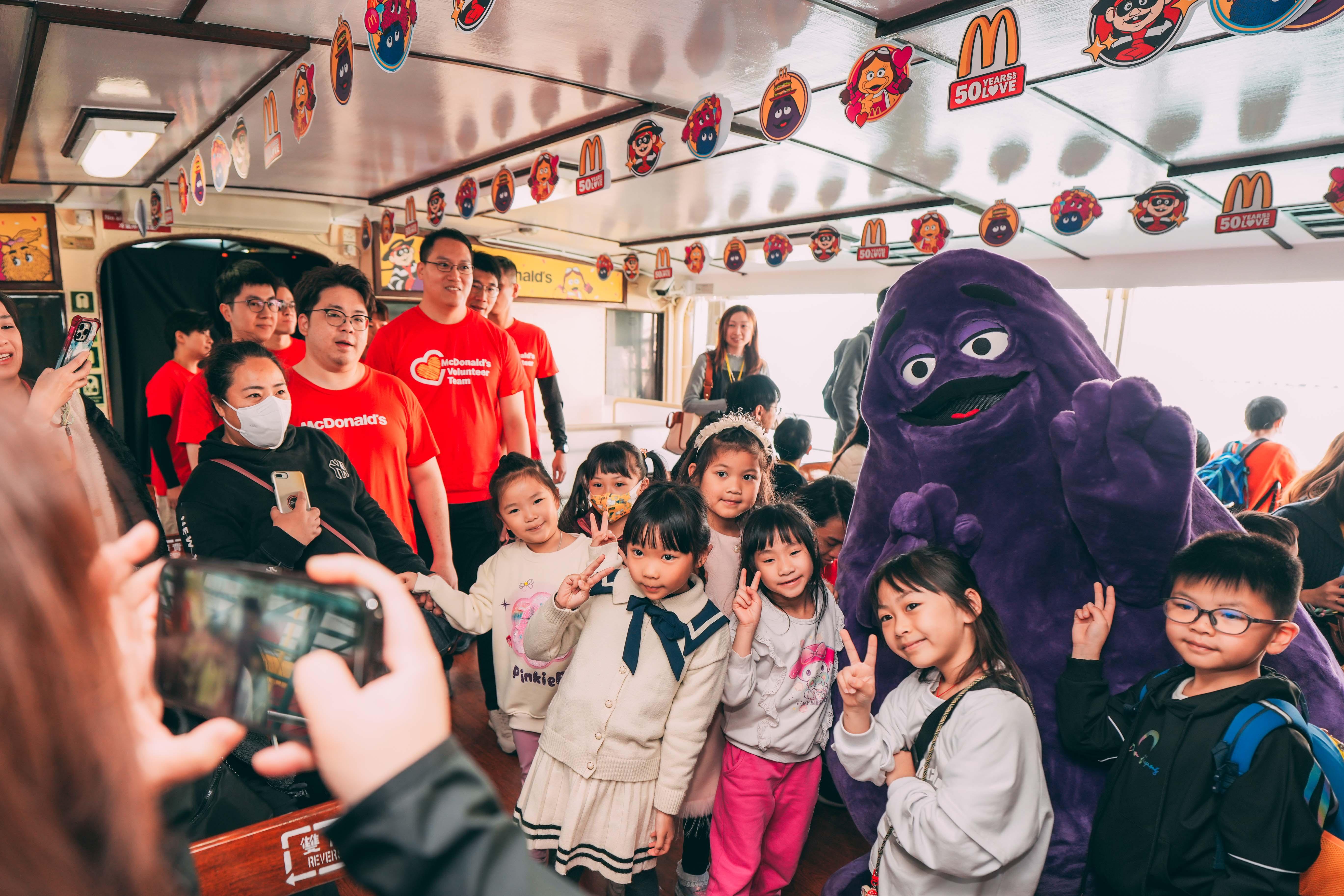 深受歡迎的麥當勞樂園人物驚喜現身派對,與一眾小朋友於美麗維港景色前一起拍照留念,留 下珍貴回憶。(香港麥當勞)