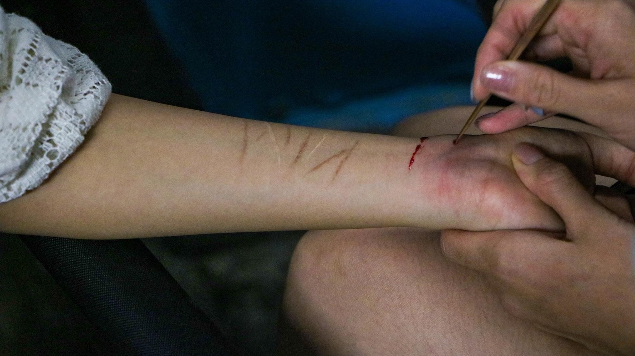 Alice劇中為情緒勒索姜濤而傷害自己,需進行特技化妝。(《無用的謊言》劇照)