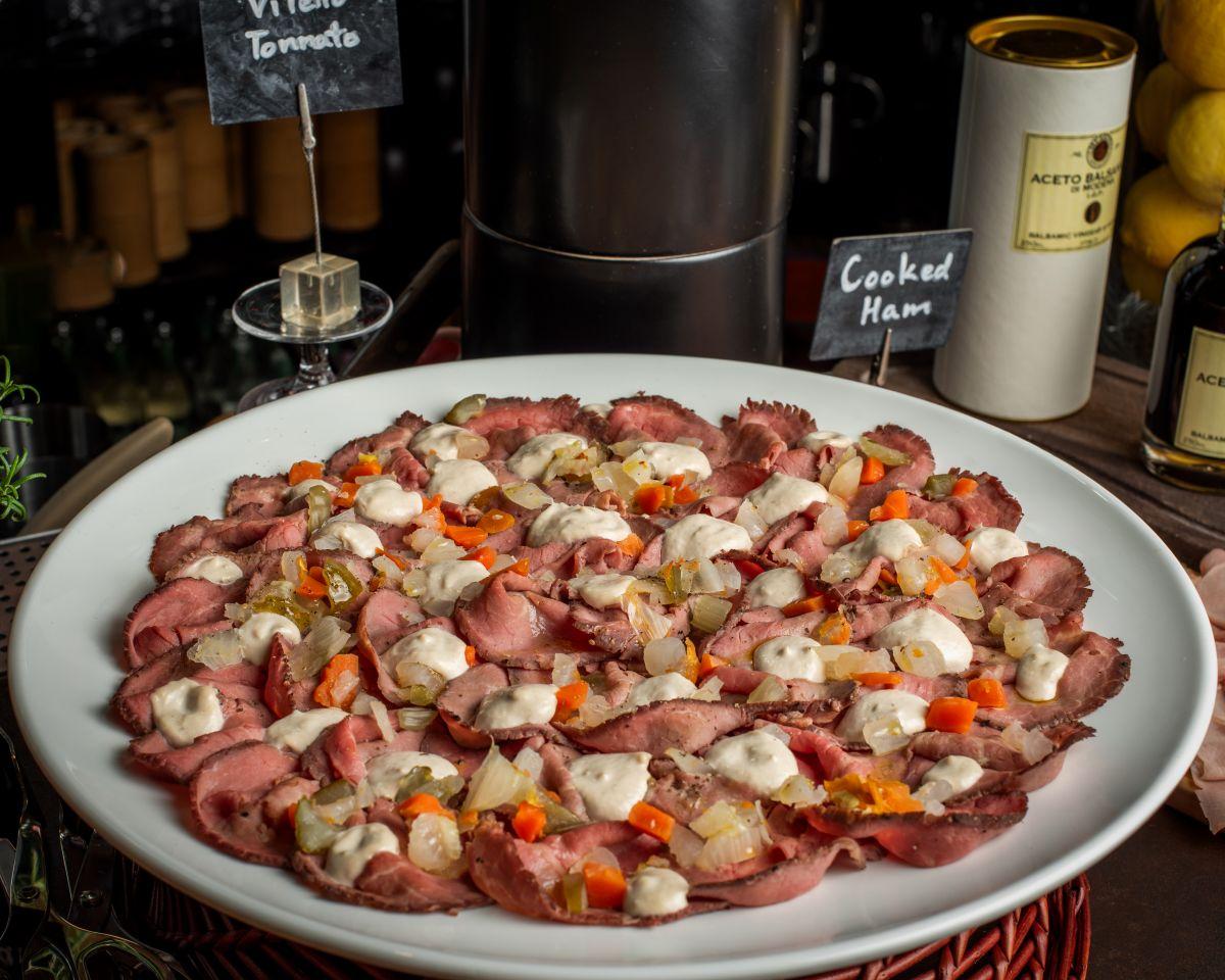 燒小牛肉配鯷魚、吞拿魚醬及醃蔬菜