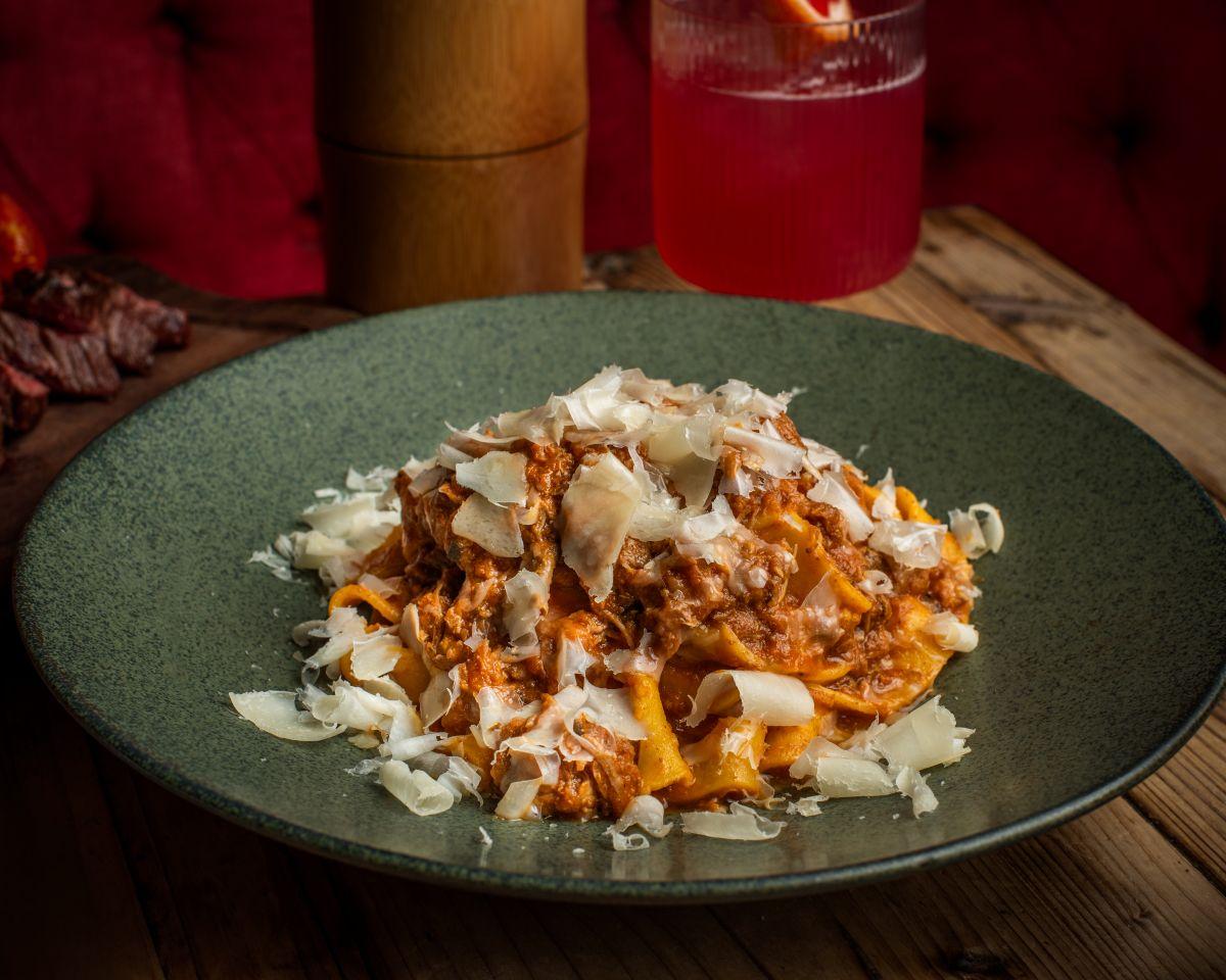 巴馬臣芝士肉醬闊蛋麵(半自助午餐$178位) 肉醬以雞肉及鴨肉混成,滿滿肉感。加上巴馬臣芝士提升鹹香。