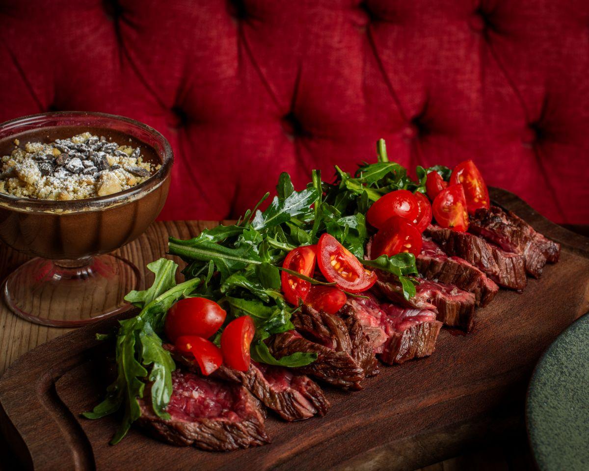 餐廳招牌烤250克M3牛後腰肌板肉配火箭菜及番茄(半自助午餐$238位)