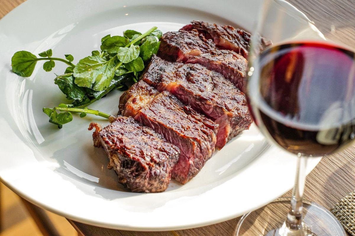 昆士蘭肉眼(340克) $550 經過200天穀飼及2至3星期濕成熟成,油花分布密集,肉汁豐盈油香四溢。