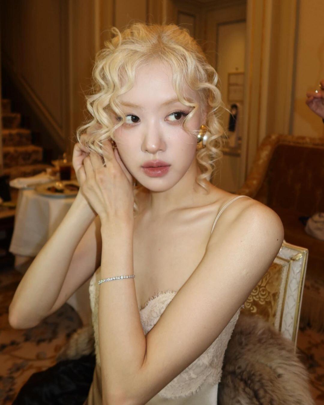 Rosé憑《APT.》,已經在多國奪冠。