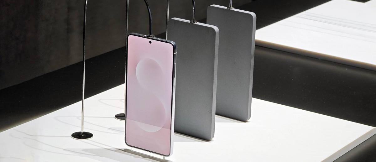 Samsung Galaxy Unpacked會場上出現Samsung Galaxy S25 Edge模型機。(GSMArena)