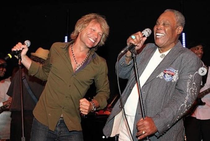 Jon Bon Jovi上載與Sam Moore的合照,悼念對方。