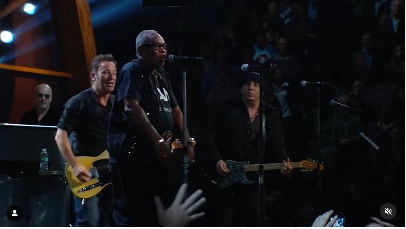 Bruce Springsteen則上載與Sam Moore同台合唱的片段,哀悼前輩。