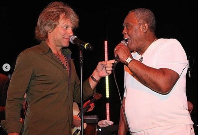 Jon Bon Jovi上載與Sam Moore的合照,悼念對方。