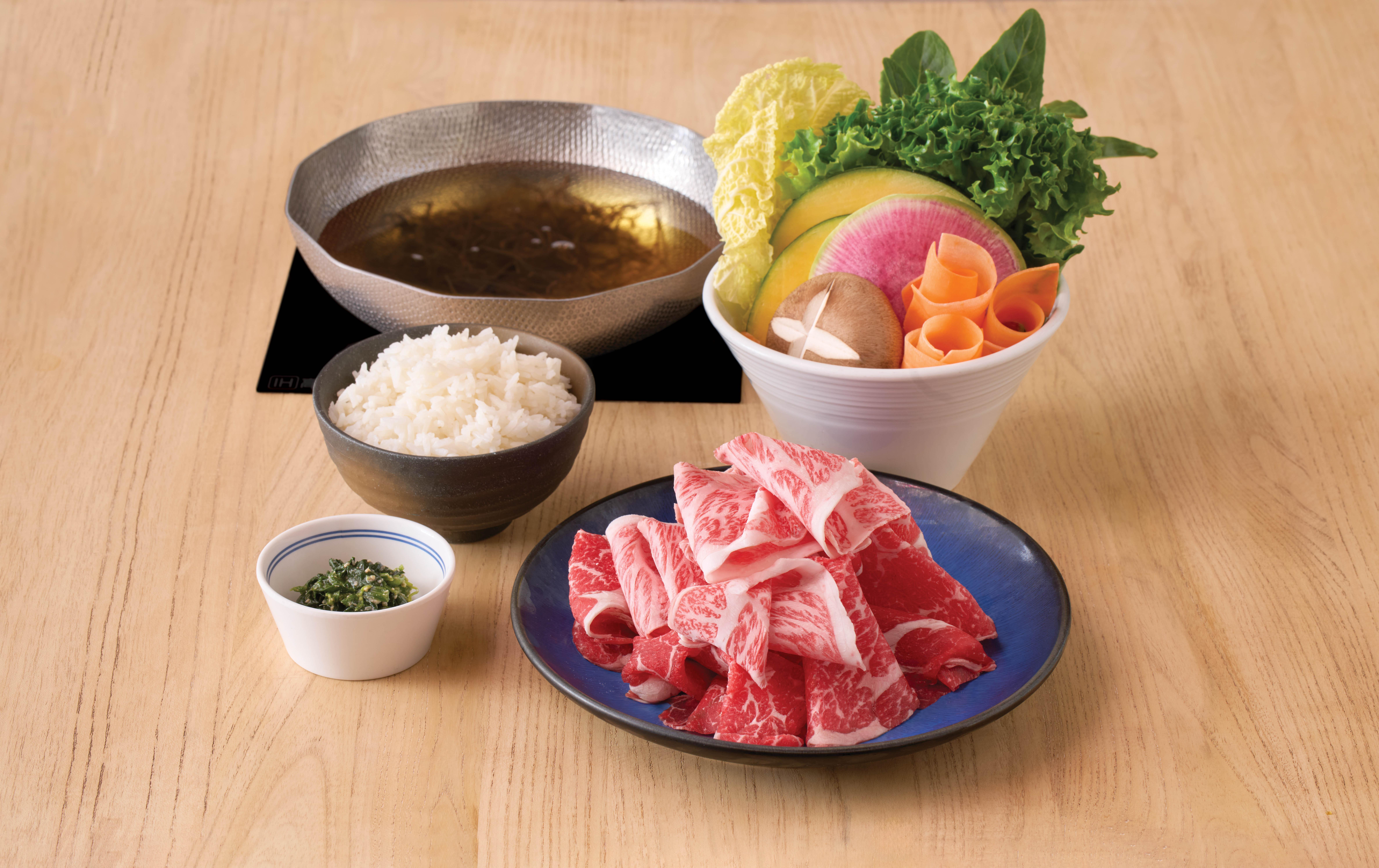 每份薩摩黑毛和牛套餐均配上前菜、野菜盛合及白飯