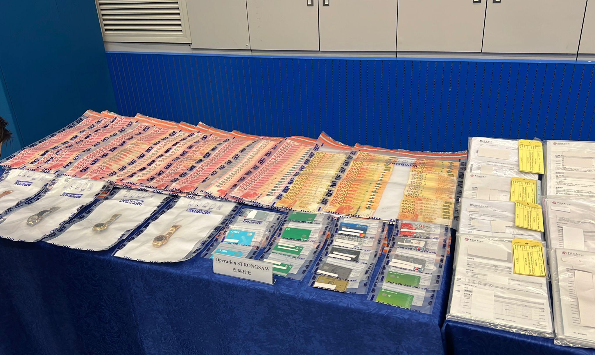 黑幫誘外傭開傀儡戶口出售,洗黑錢7400萬元21人被捕。(警方圖片)