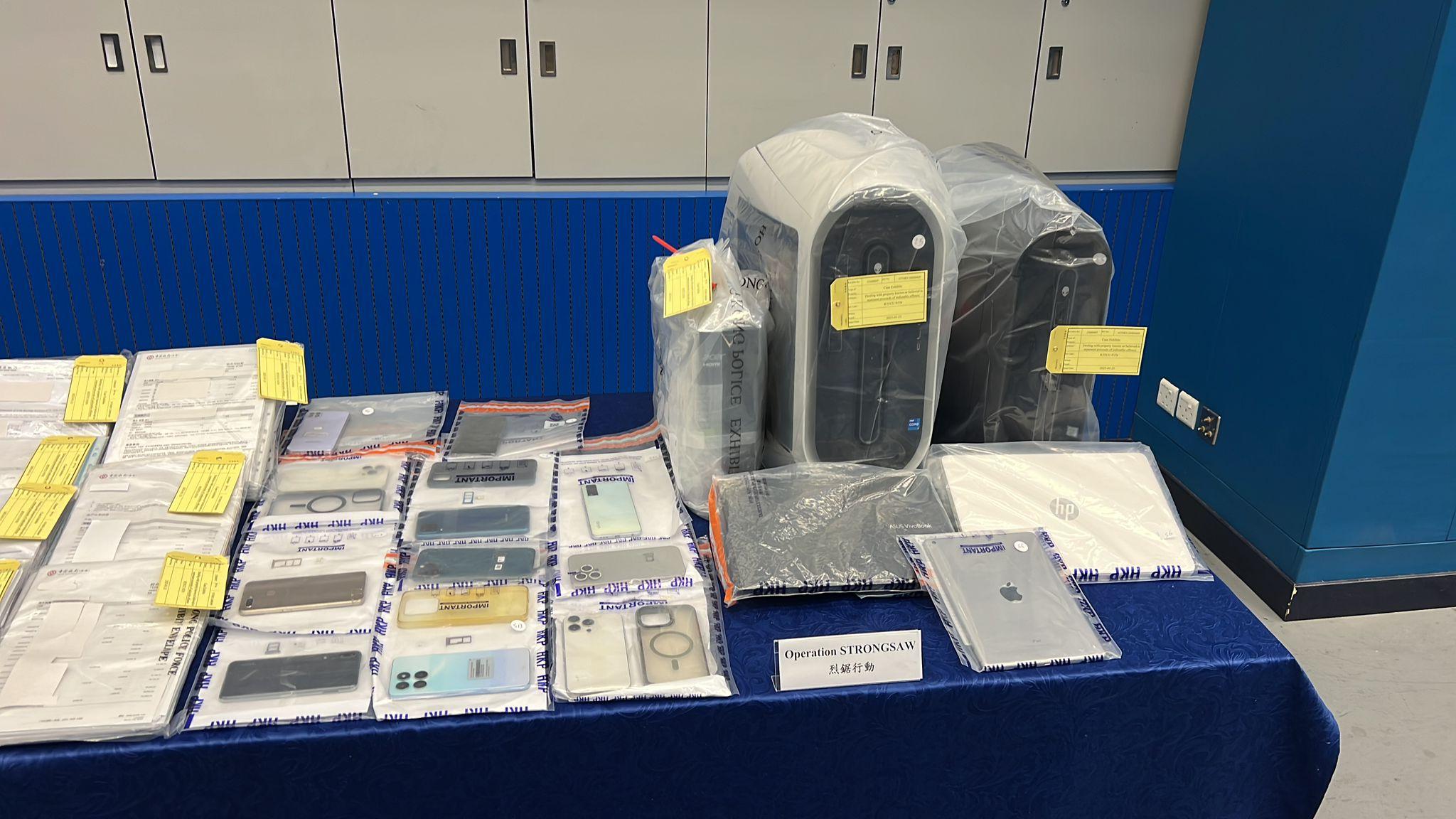 黑幫誘外傭開傀儡戶口出售,洗黑錢7400萬元21人被捕。(警方圖片)