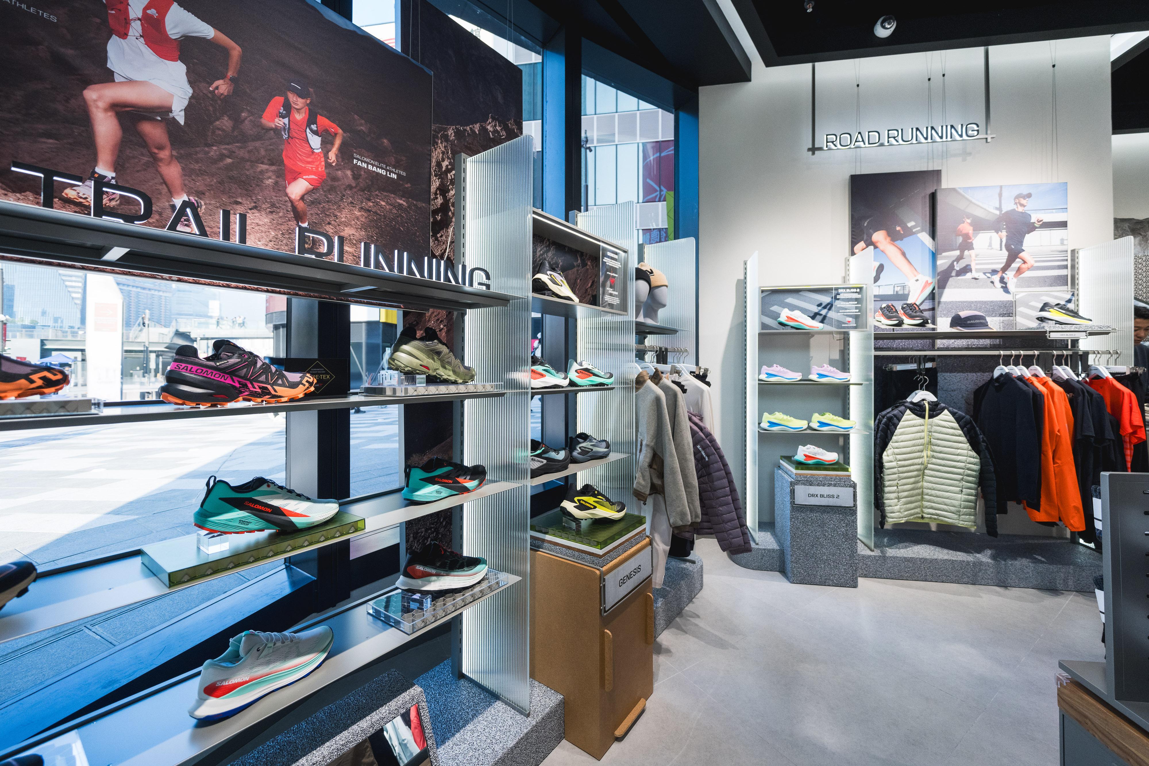 店 內設計繼續將運動、戶外生活及時尚相互結合,將其核心精神「探索與挑戰」,體現於店舖每個 角落及精心劃分的產品展示之間。