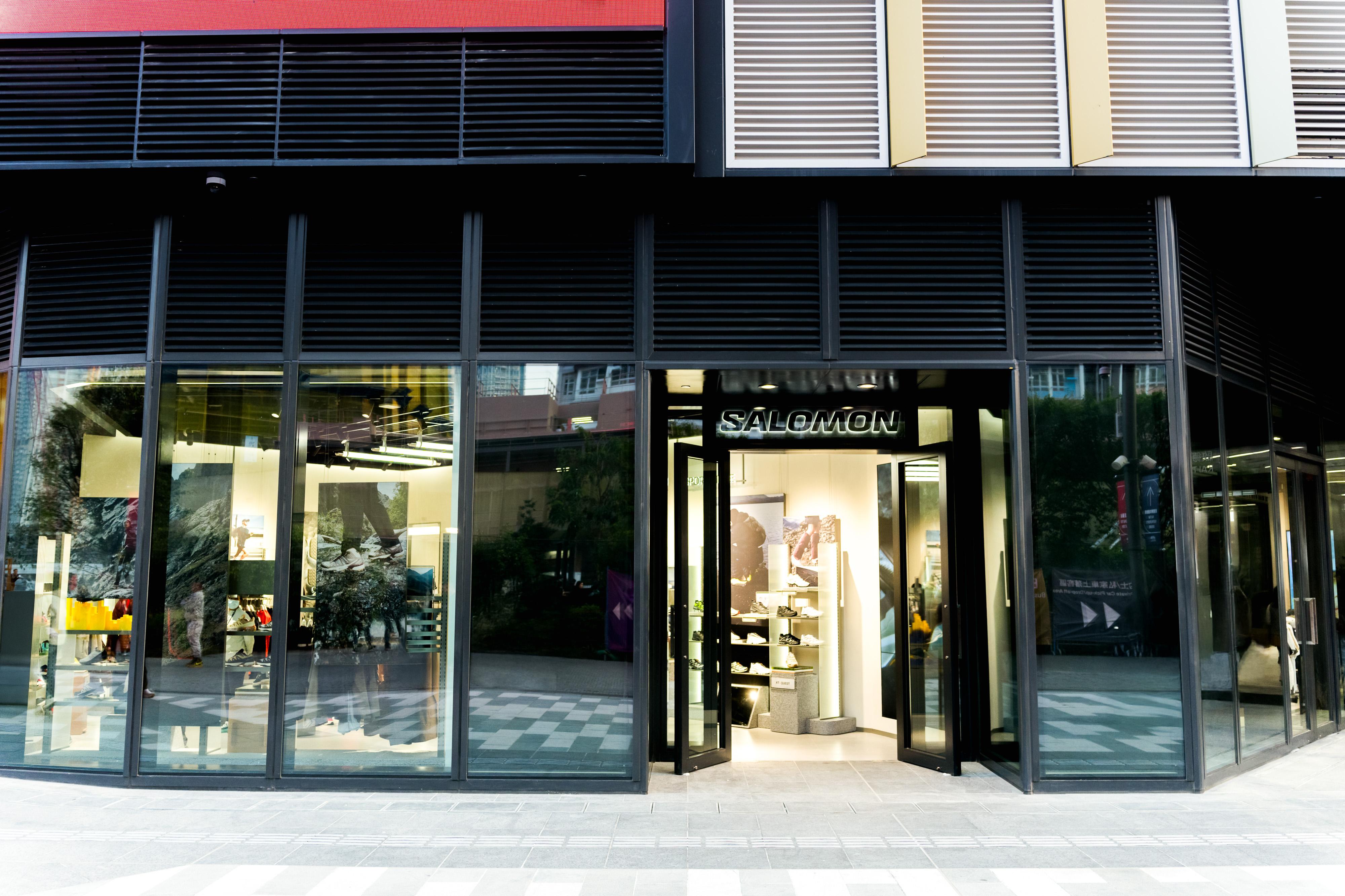 店 內設計繼續將運動、戶外生活及時尚相互結合,將其核心精神「探索與挑戰」,體現於店舖每個 角落及精心劃分的產品展示之間。