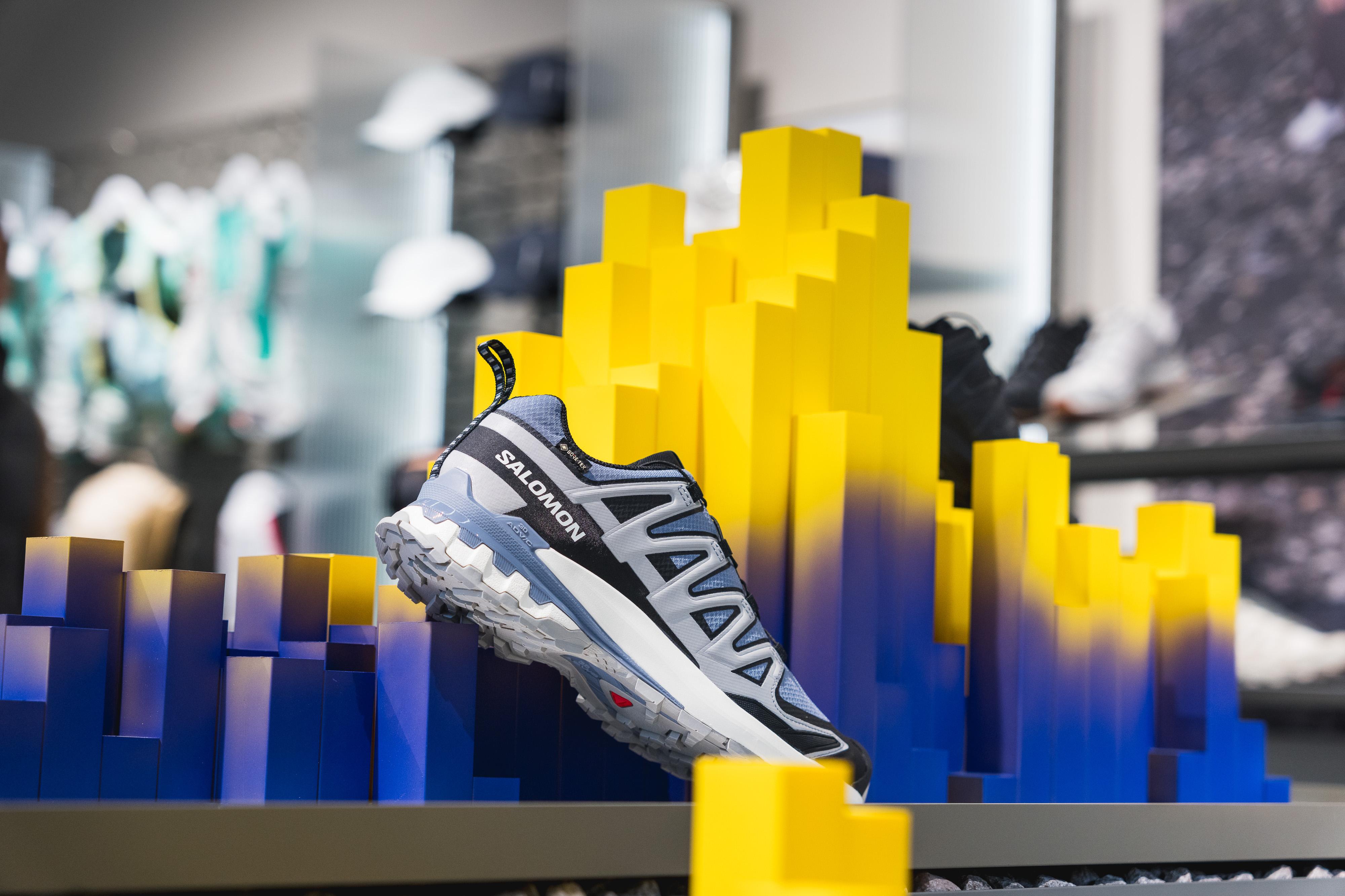 店 內設計繼續將運動、戶外生活及時尚相互結合,將其核心精神「探索與挑戰」,體現於店舖每個 角落及精心劃分的產品展示之間。