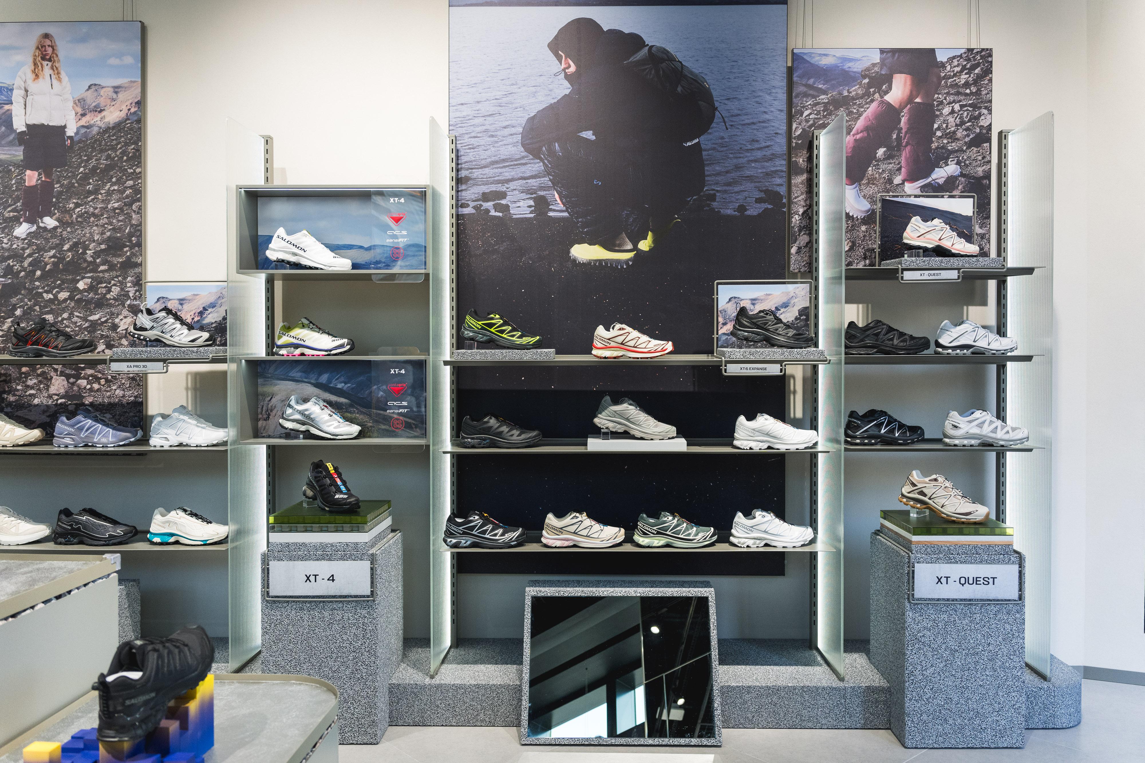 店 內設計繼續將運動、戶外生活及時尚相互結合,將其核心精神「探索與挑戰」,體現於店舖每個 角落及精心劃分的產品展示之間。