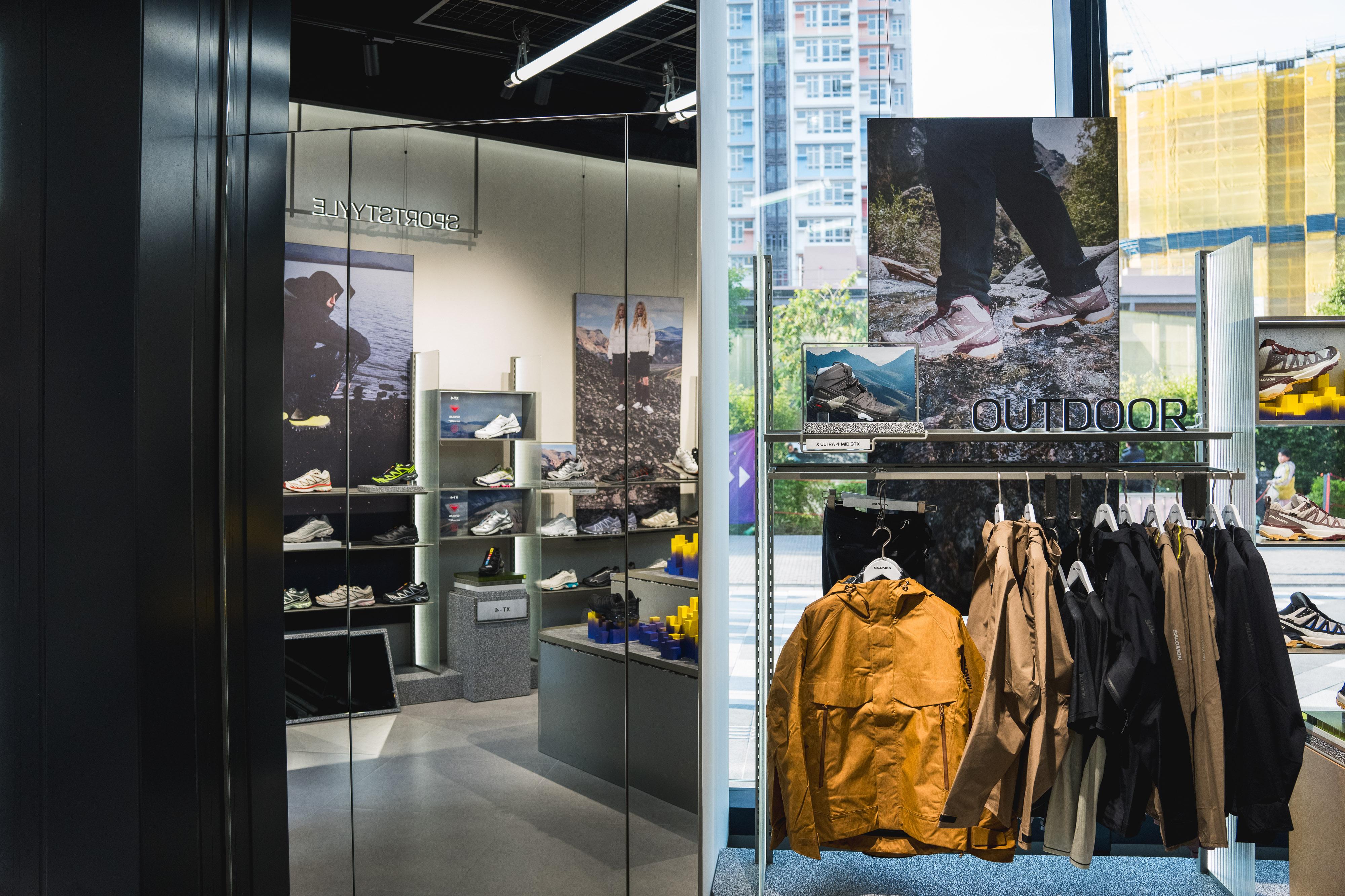 店 內設計繼續將運動、戶外生活及時尚相互結合,將其核心精神「探索與挑戰」,體現於店舖每個 角落及精心劃分的產品展示之間。