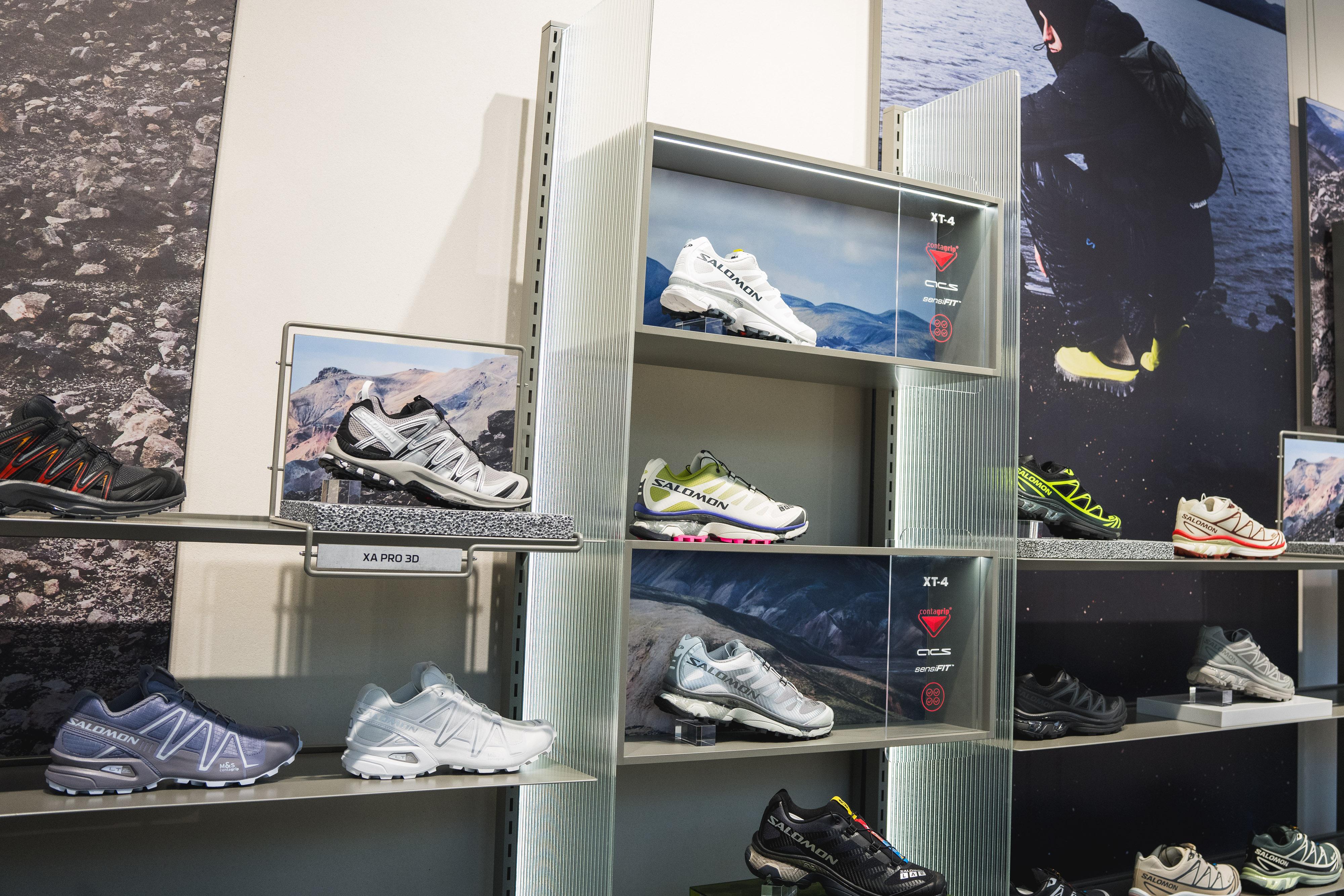 店 內設計繼續將運動、戶外生活及時尚相互結合,將其核心精神「探索與挑戰」,體現於店舖每個 角落及精心劃分的產品展示之間。