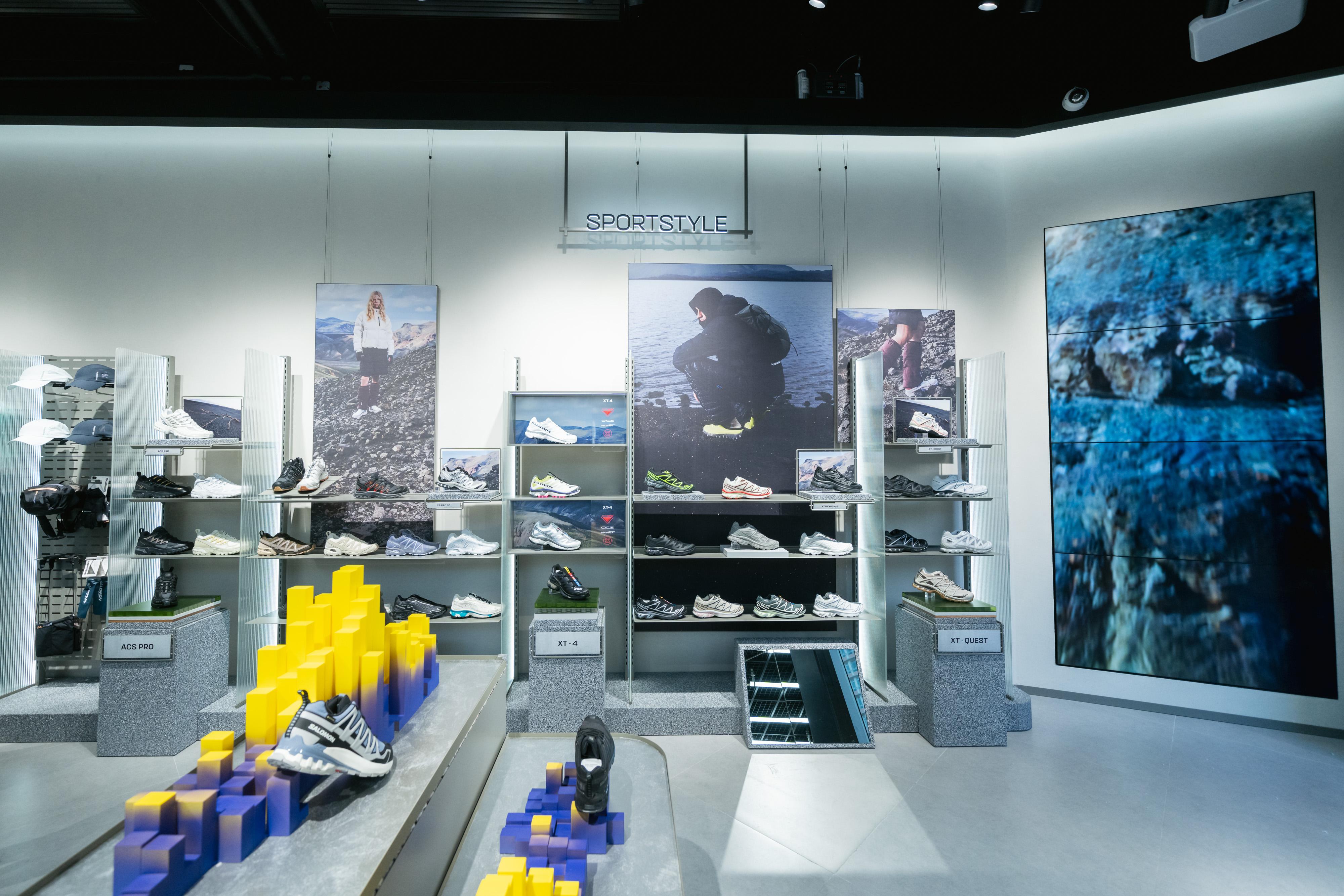 店 內設計繼續將運動、戶外生活及時尚相互結合,將其核心精神「探索與挑戰」,體現於店舖每個 角落及精心劃分的產品展示之間。