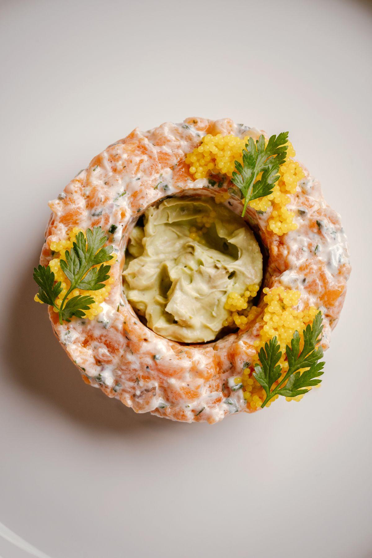 三文魚他他配千層馬鈴薯$195