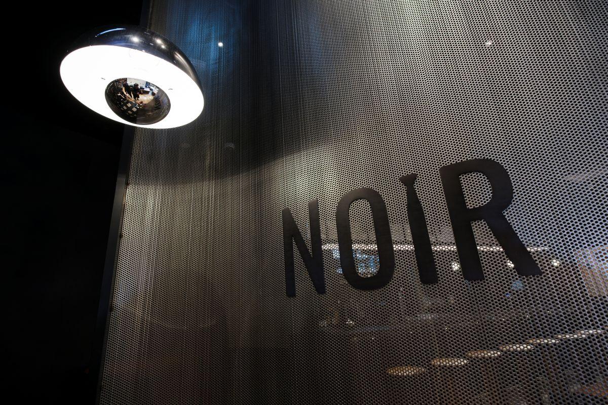 店名Noir的法文意指「黑色」,室內設計風格低調優雅。