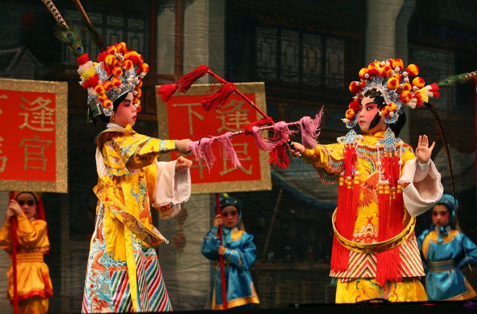 新光劇院不單是粵劇名伶的表演場地,也是不少初學粵劇的小朋友初試啼聲的地方。圖攝於2006年7月,東華三院黃胡麗明幼稚園學生在北角新光戲院表演粵劇。(圖片來源:Getty)