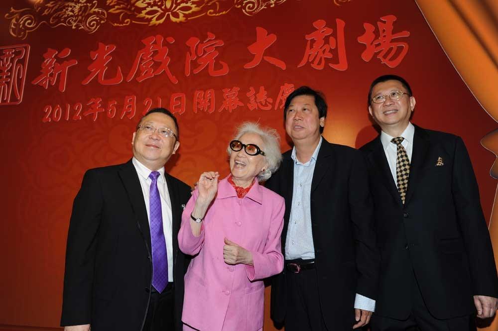 2012年5月20日,新光戲院大劇場舉行開幕禮,當時邀得已故粵劇名伶紅線女(左二)由廣州來港剪綵,她更在台上高歌一曲《荔枝頌》作賀,令觀眾大飽耳福。左一為 2012年出手幫忙「新光」成功續租的盛世天劇團創辦人李居明。(圖片來源:新光戲院大劇場官方網站)