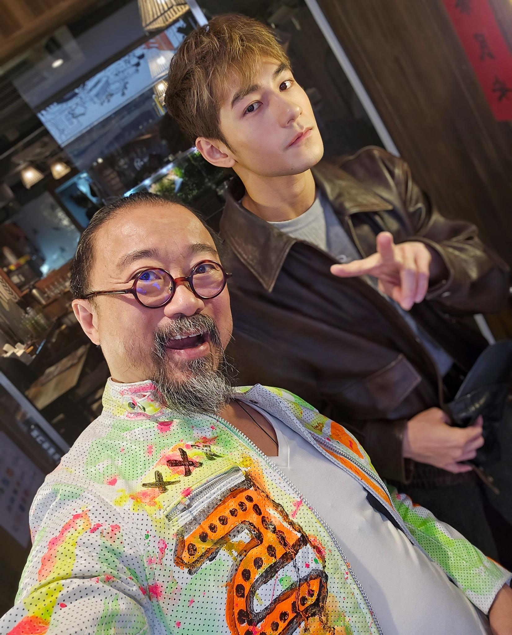 泰泰餐廳老闆名人「主席」Quincy同大駕光臨的Jeffrey打卡。(Quincy Wong Facebook圖片)