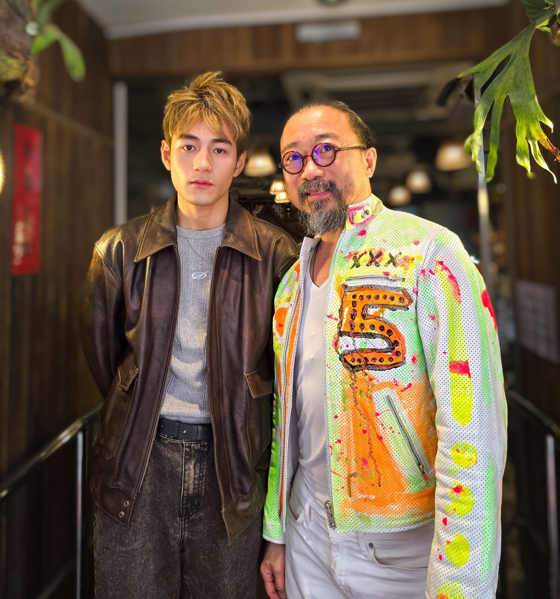 泰泰餐廳老闆名人「主席」Quincy同大駕光臨的Jeffrey打卡。(Quincy Wong Facebook圖片)