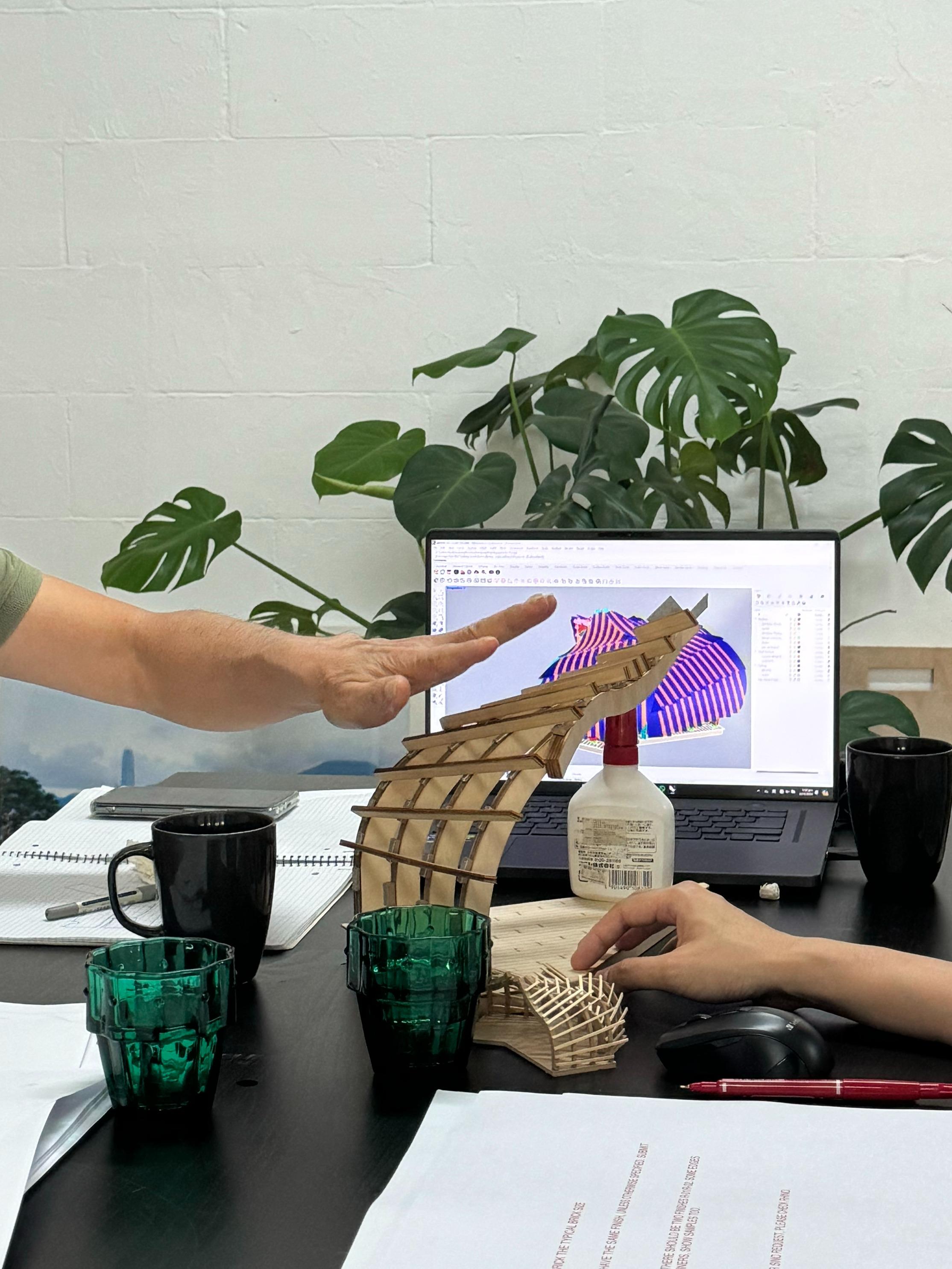 5米高展亭結合創新環境設計技術及傳承大角咀傳統造船相關工藝,旋轉建築外形借鑒船體形態,象徵著海浪的起伏。