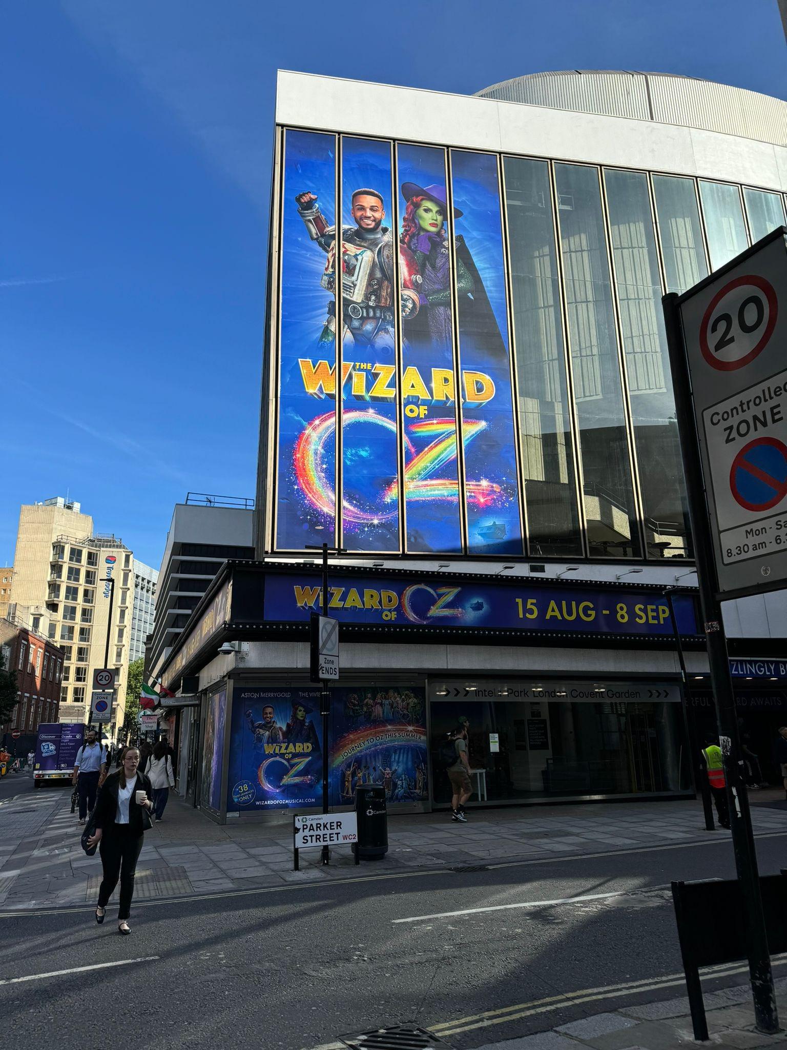 The Vivienne在英國擁有自己的舞台劇《THE WIZARD OF OZ》。