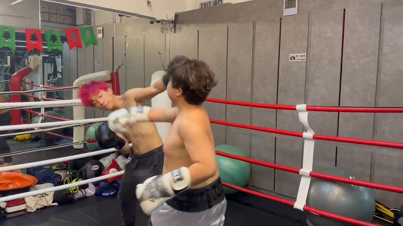 Babyface練拳時,不停被打臉。