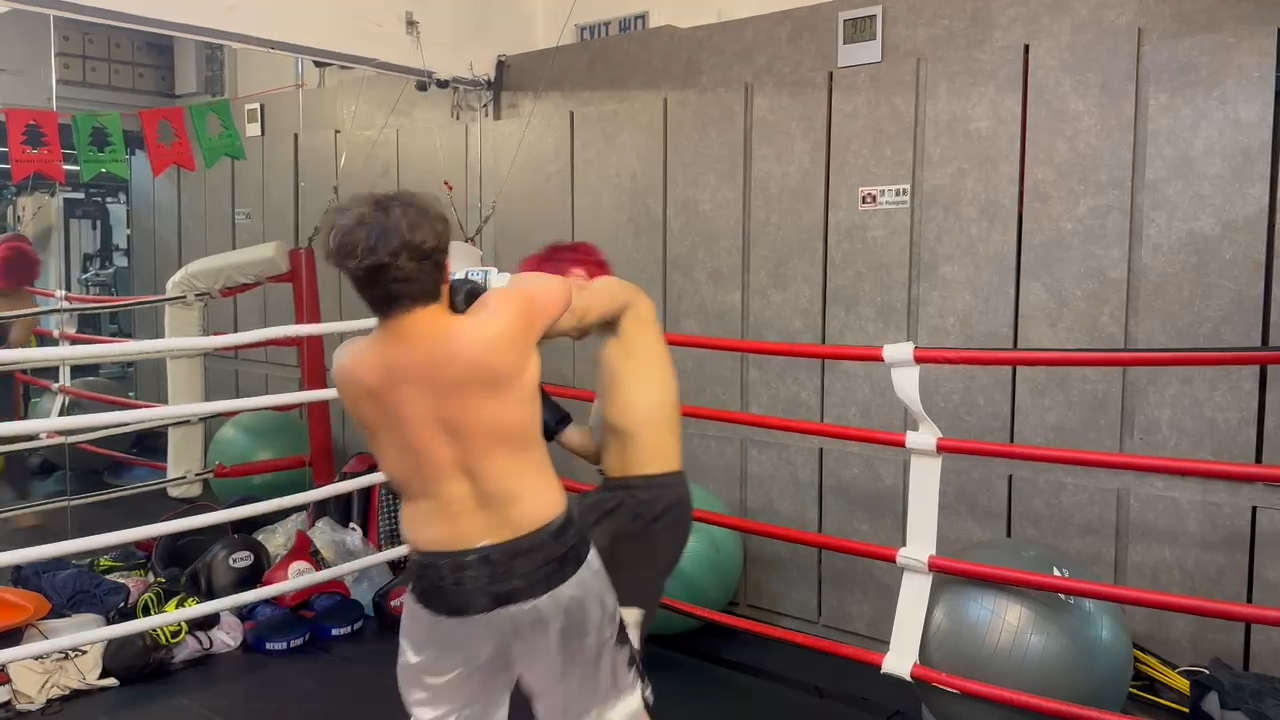 Babyface練拳時,不停被打臉。