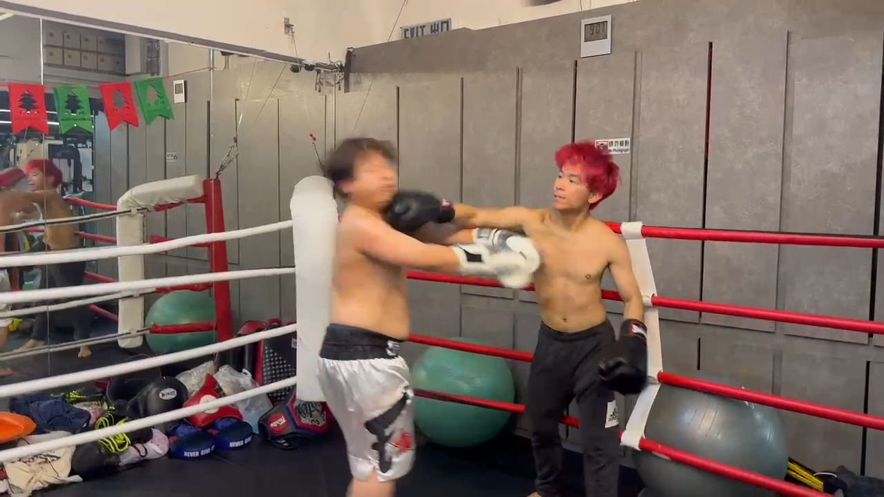 Babyface練拳時,不停被打臉。