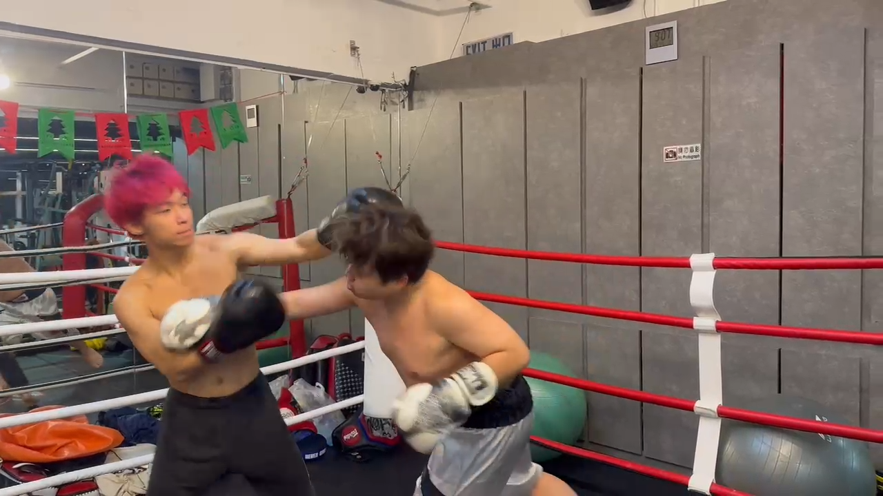 Babyface練拳時,不停被打臉。