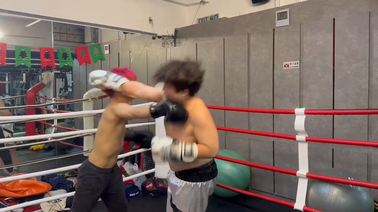 Babyface練拳時,不停被打臉。