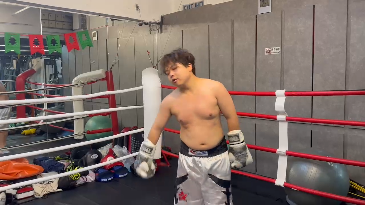 Babyface練拳時,不停被打臉。