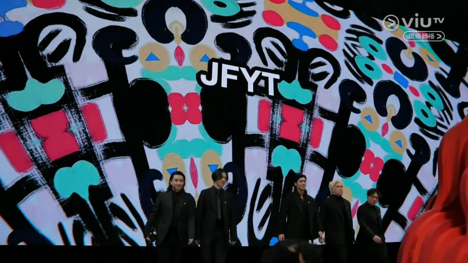 JFYT以全黑造型示人,而床哥踏上台階時突然離開鏡頭,令人以為他仆倒。