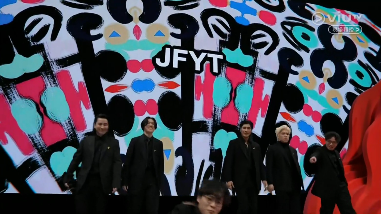 JFYT以全黑造型示人,而床哥踏上台階時突然離開鏡頭,令人以為他仆倒。