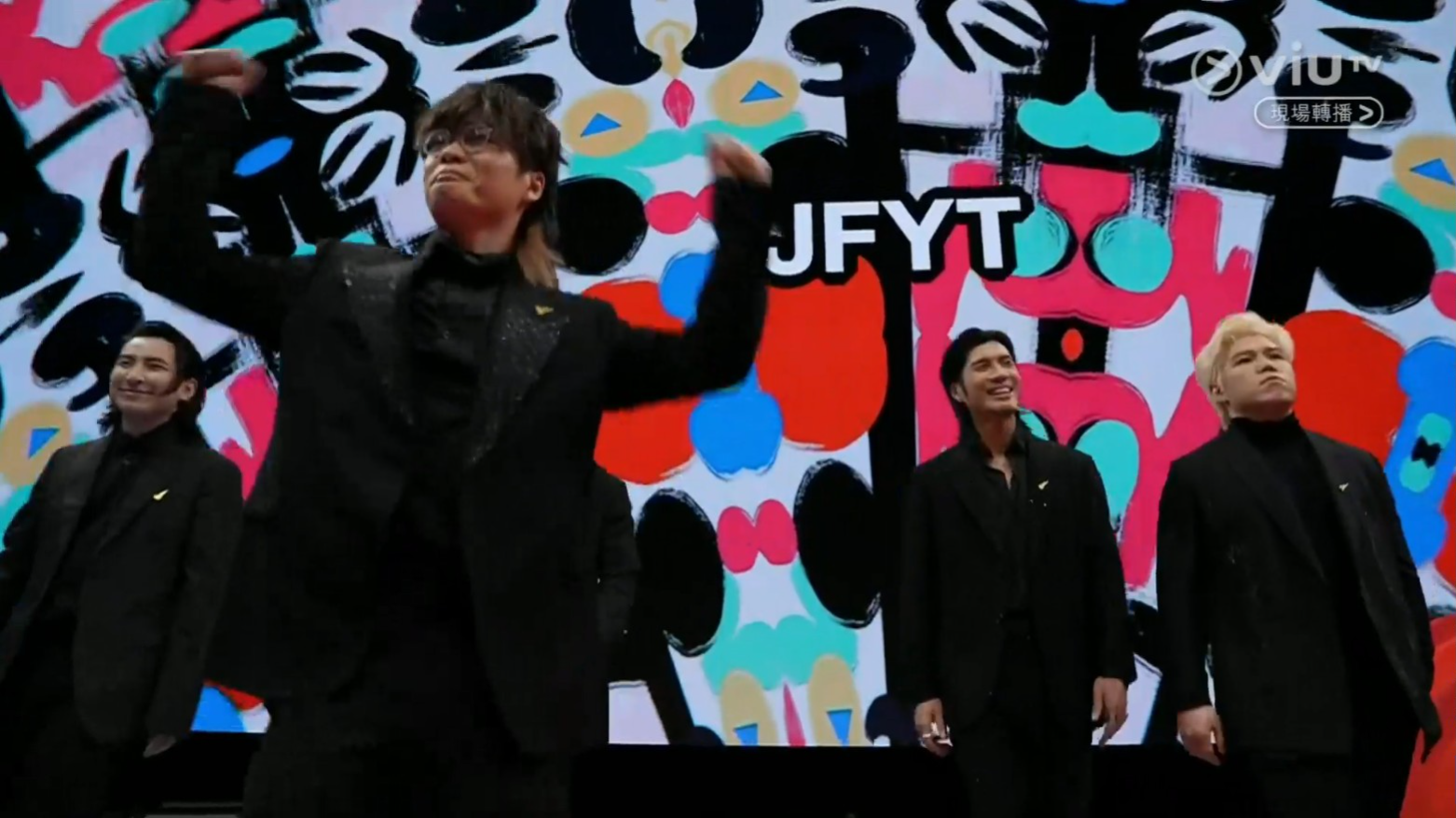 JFYT以全黑造型示人,而床哥踏上台階時突然離開鏡頭,令人以為他仆倒。