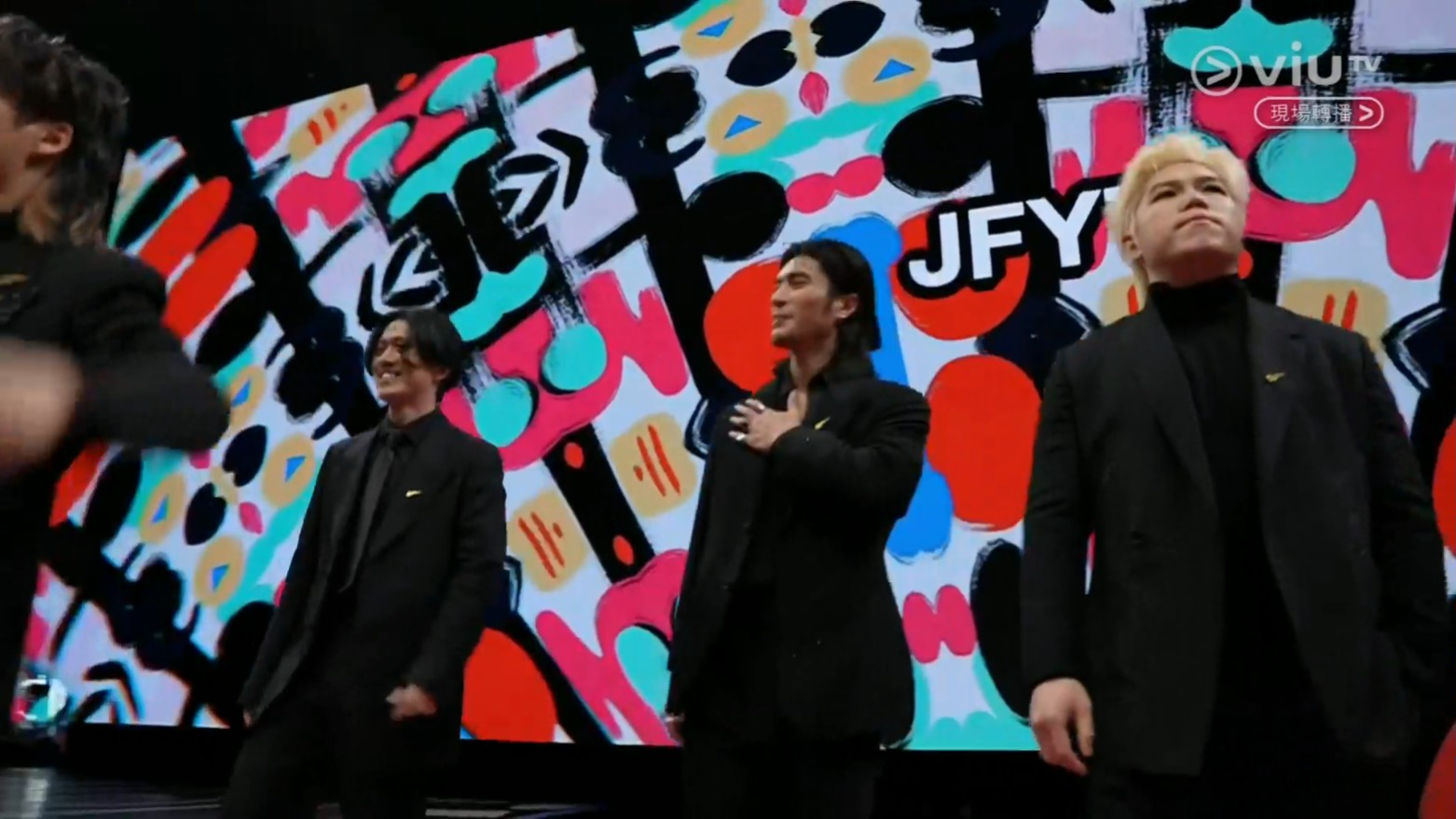 JFYT以全黑造型示人,而床哥踏上台階時突然離開鏡頭,令人以為他仆倒。