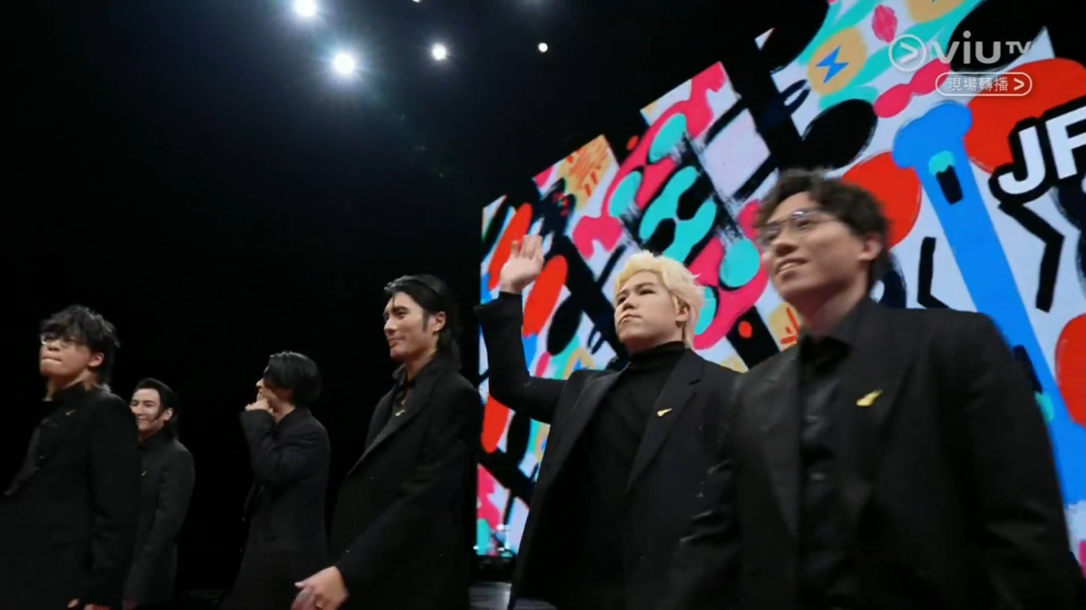 JFYT以全黑造型示人,而床哥踏上台階時突然離開鏡頭,令人以為他仆倒。