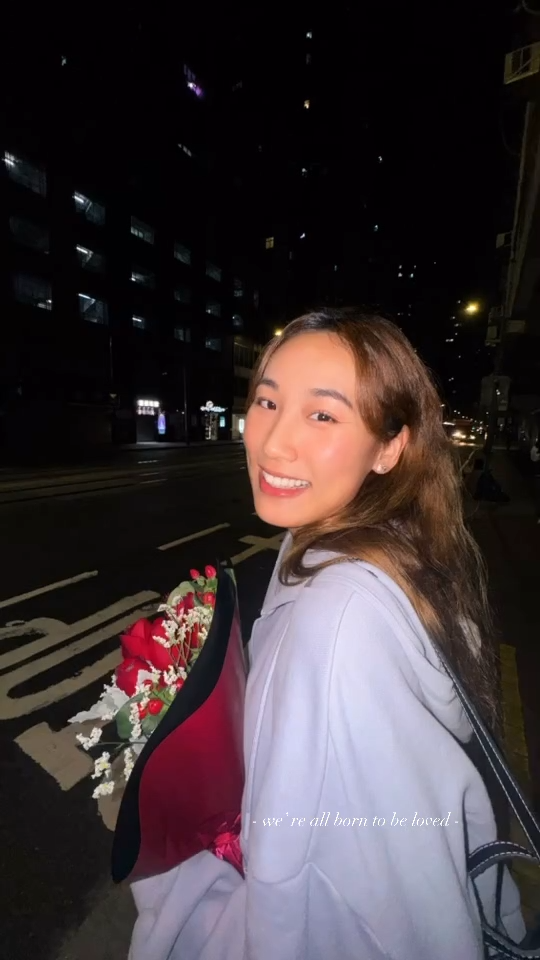 翻看貓仔的IG，她於去年2月中收拿住一束玫瑰花笑得非常開心，似是被求婚。