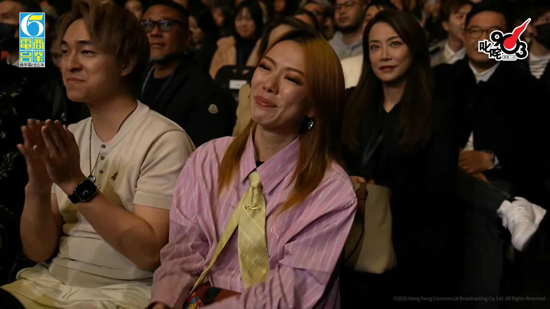 Kiri T憑住J.Arie寫的《至少做一件離譜的事》獲獎,台下的J.Arie哭成淚人。