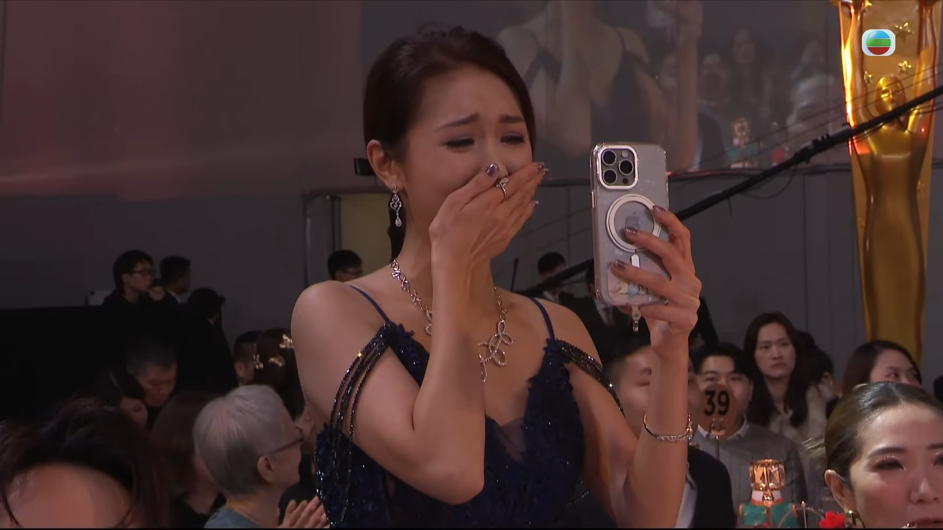 區永權獲頒「最佳男主持」,陳庭欣在台下哭成淚人。