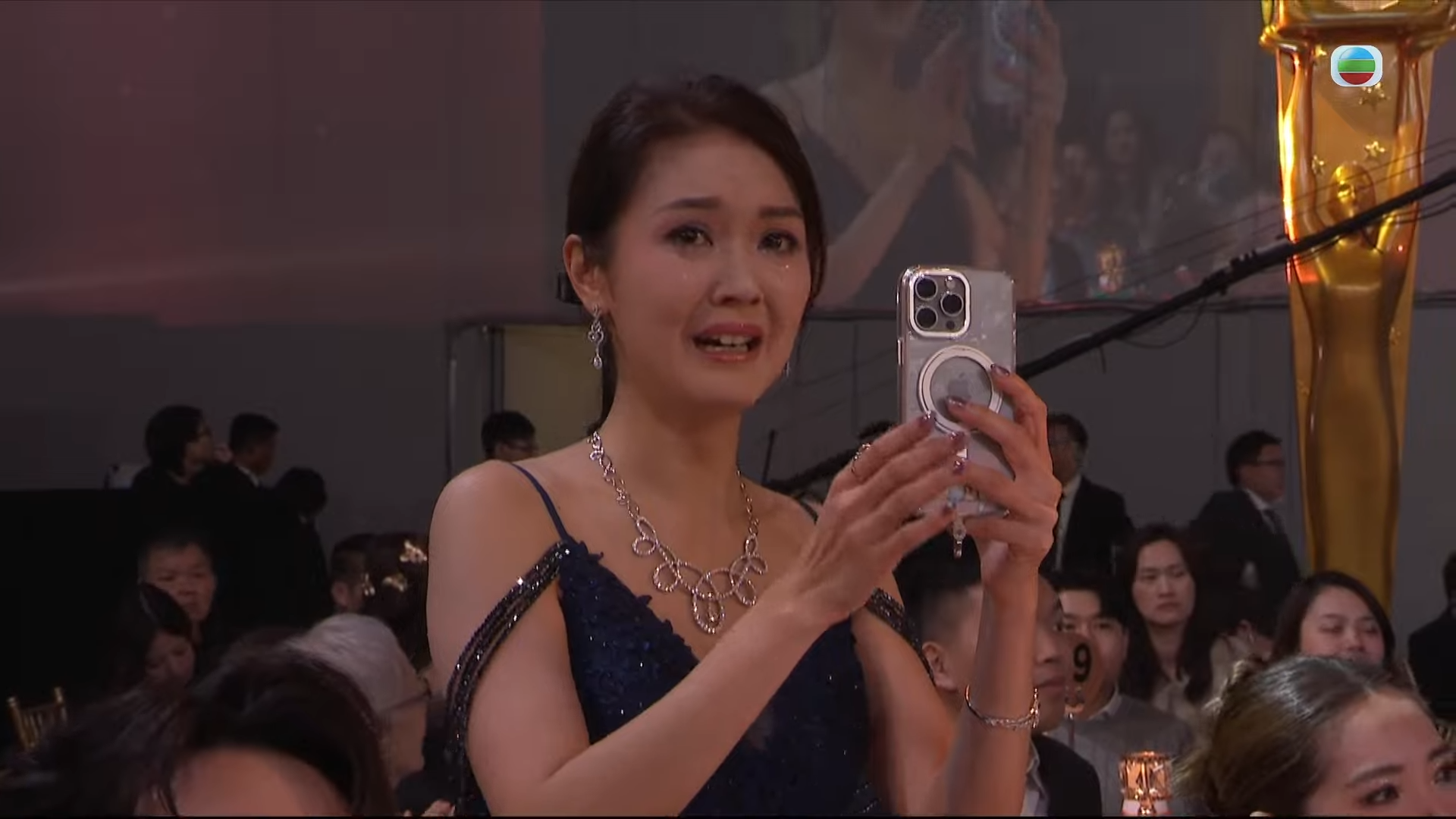 區永權獲頒「最佳男主持」,陳庭欣在台下哭成淚人。