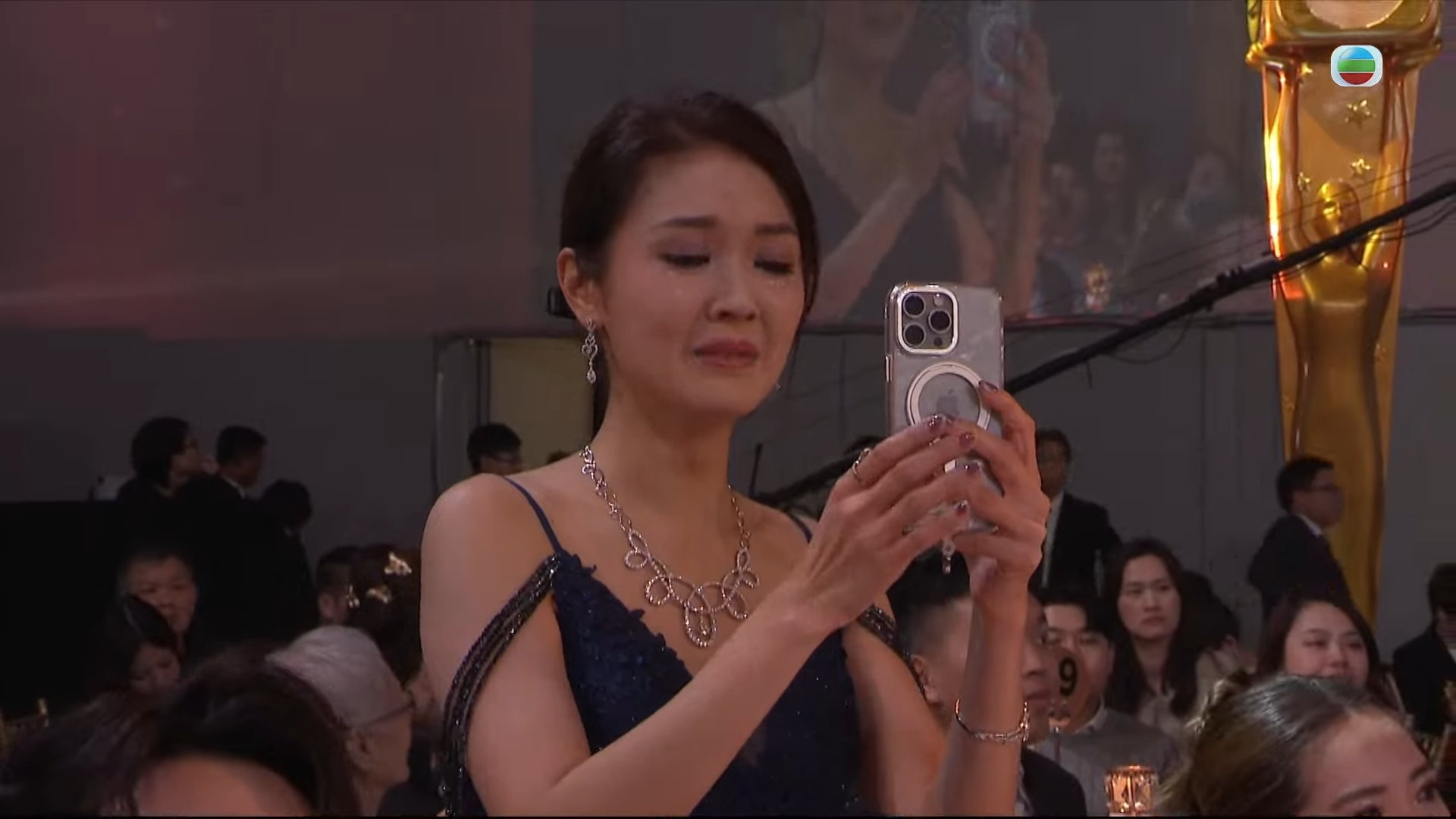 區永權獲頒「最佳男主持」,陳庭欣在台下哭成淚人。