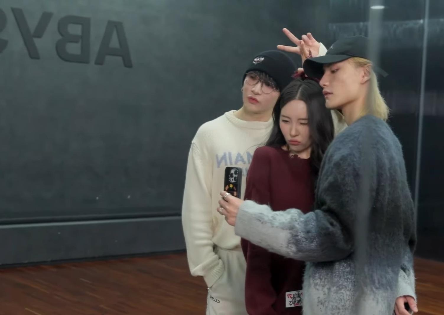 Anson Lo和Jeremy獲偶像宣美SUNMI突擊探班,3人興奮自拍。