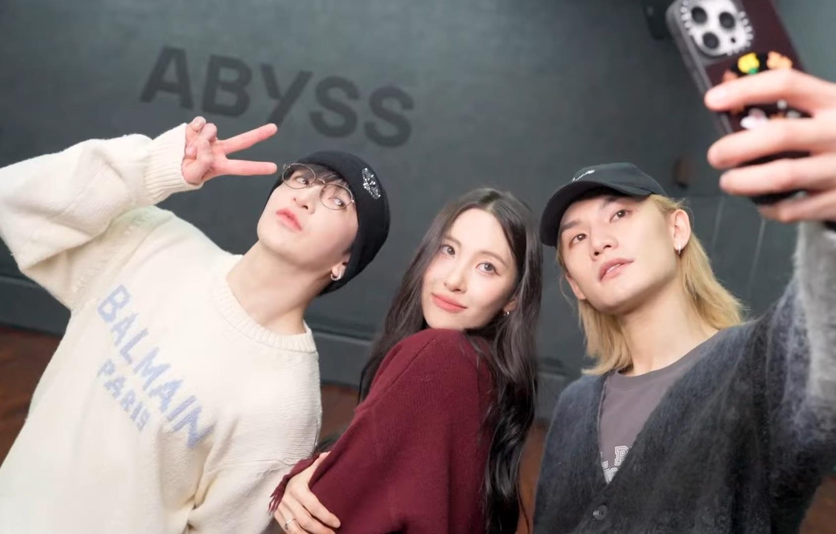 Anson Lo和Jeremy獲偶像宣美SUNMI突擊探班,3人興奮自拍。